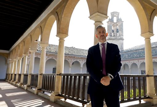 El administrador judicial, en el claustro de la Facultad de Derecho