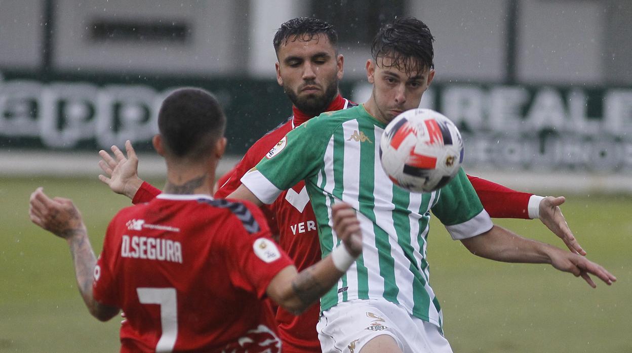 El bético Raúl controla el balón ante Segura en el Betis Deportivo-Murcia de este miércoles