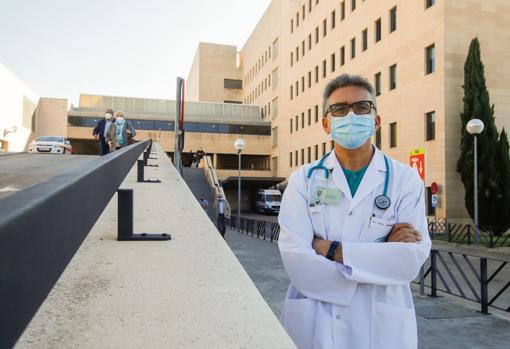 El doctor López Miranda en los accesos al Hospital Reina Sofía de Córdoba