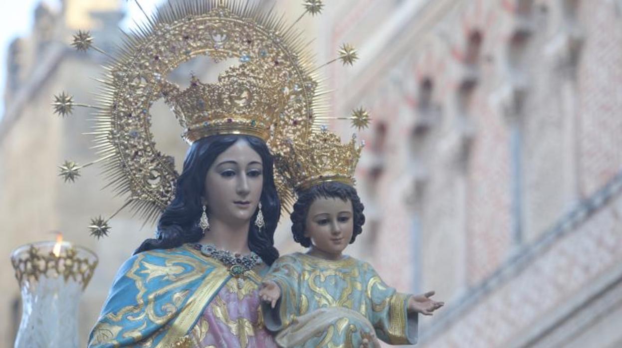 María Auxiliadora durante una procesión