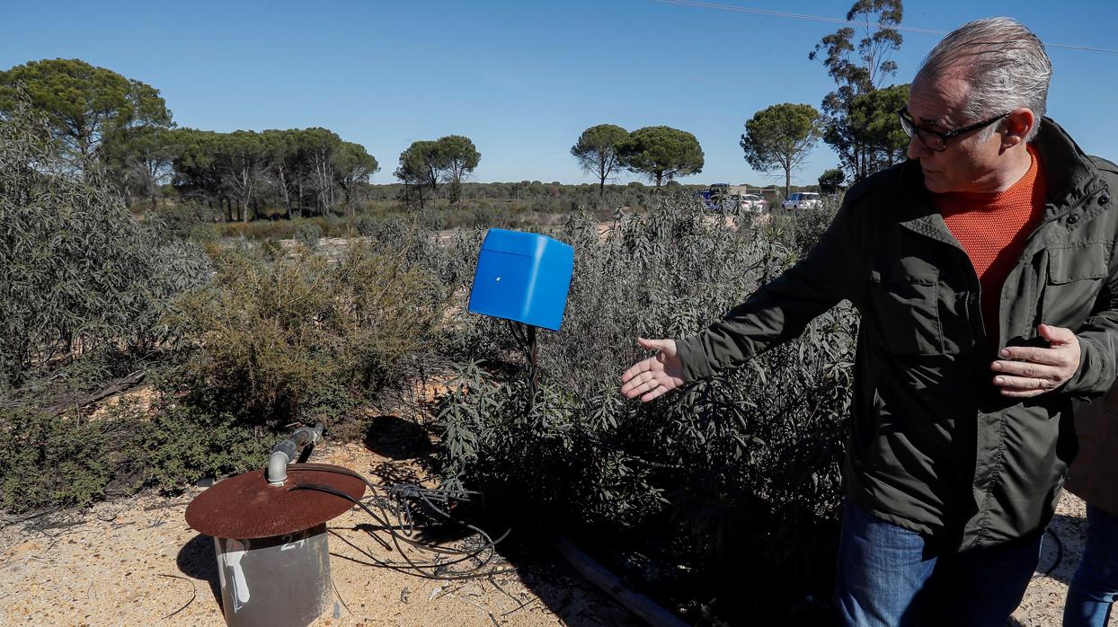 El presidente de la Confederación Hidrográfica del Guadalquivir (CHG), Joaquin Páez, muestra uno de los pozos de agua ilegales