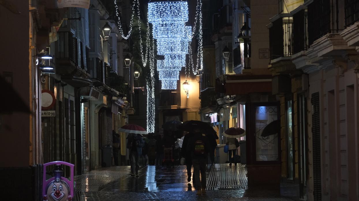 Cádiz inauguró ayer su alumbrado navideño con los comercios cerrados a las seis de la tarde