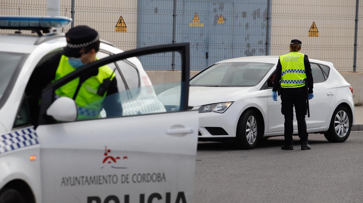 Agentes de la Policía Local en un control de vehículos durante el primer estado de alarma en Córdoba