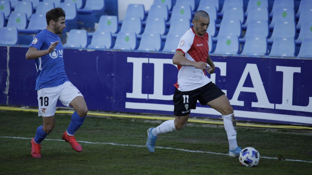 Moutinho supera a Dani Perejón en una acción del Linares-Córdoba CF de este domingo en Linarejos