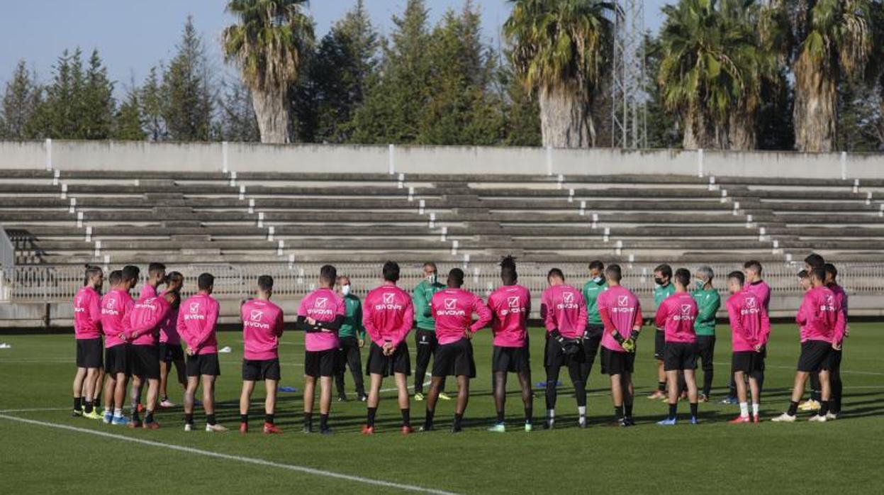 Entrenamiento grupal en la Ciudad Deportiva del Córdoba