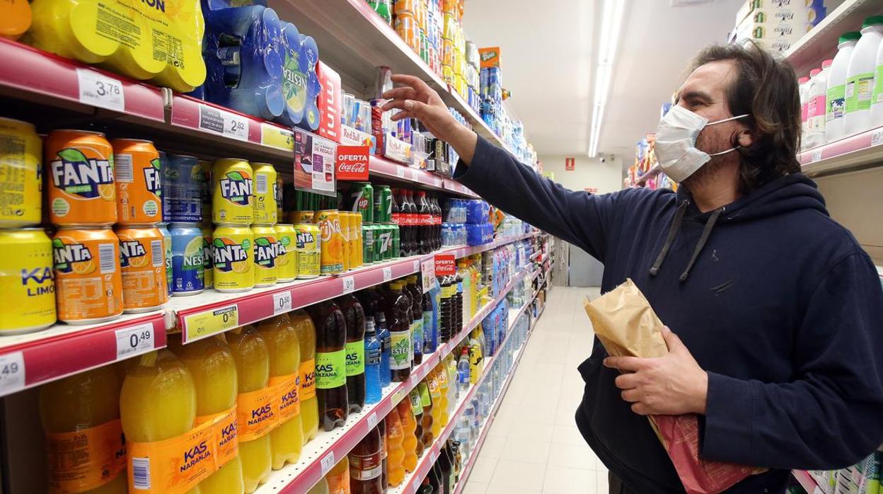 Un consumidor comprando en el súper