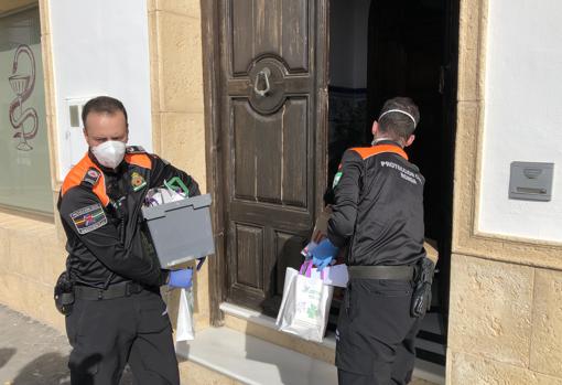 Protección Civil recoge medicamentos en la Farmacia para repartirlos entre los vecinos confinados