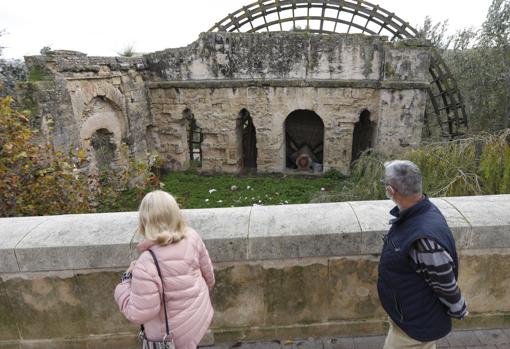 Dos personas, ayer mirando el Molino de la Albolafia