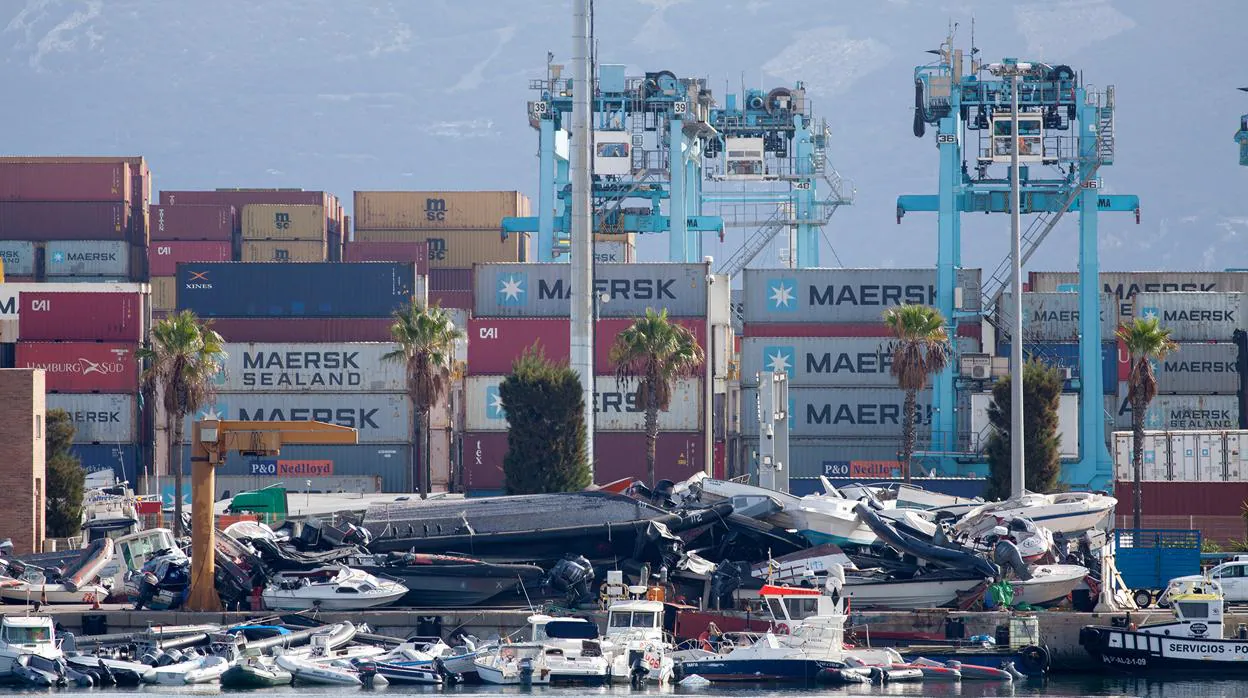 Narcolanchas y embarcaciones intervenidas y amontonadas en el puerto de Algeciras