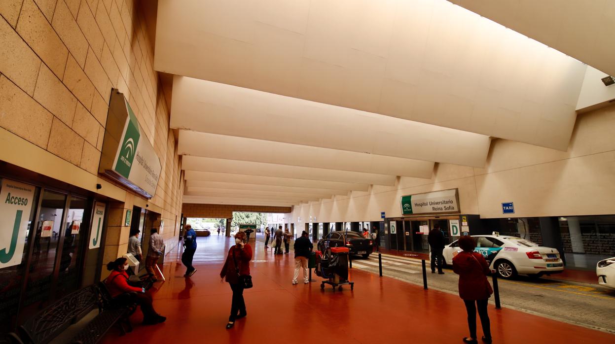 Entrada principal al Hospital Reina Sofía de Córdoba