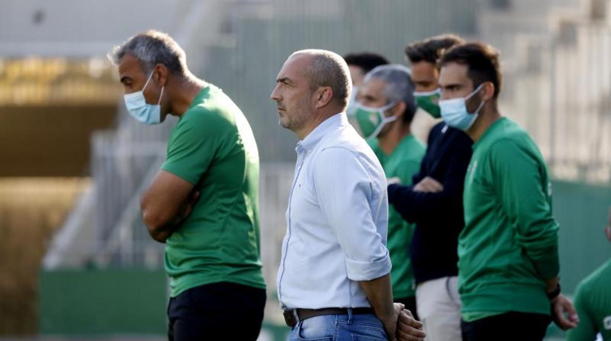 Juan Sabas, junto a todo su cuerpo técnico