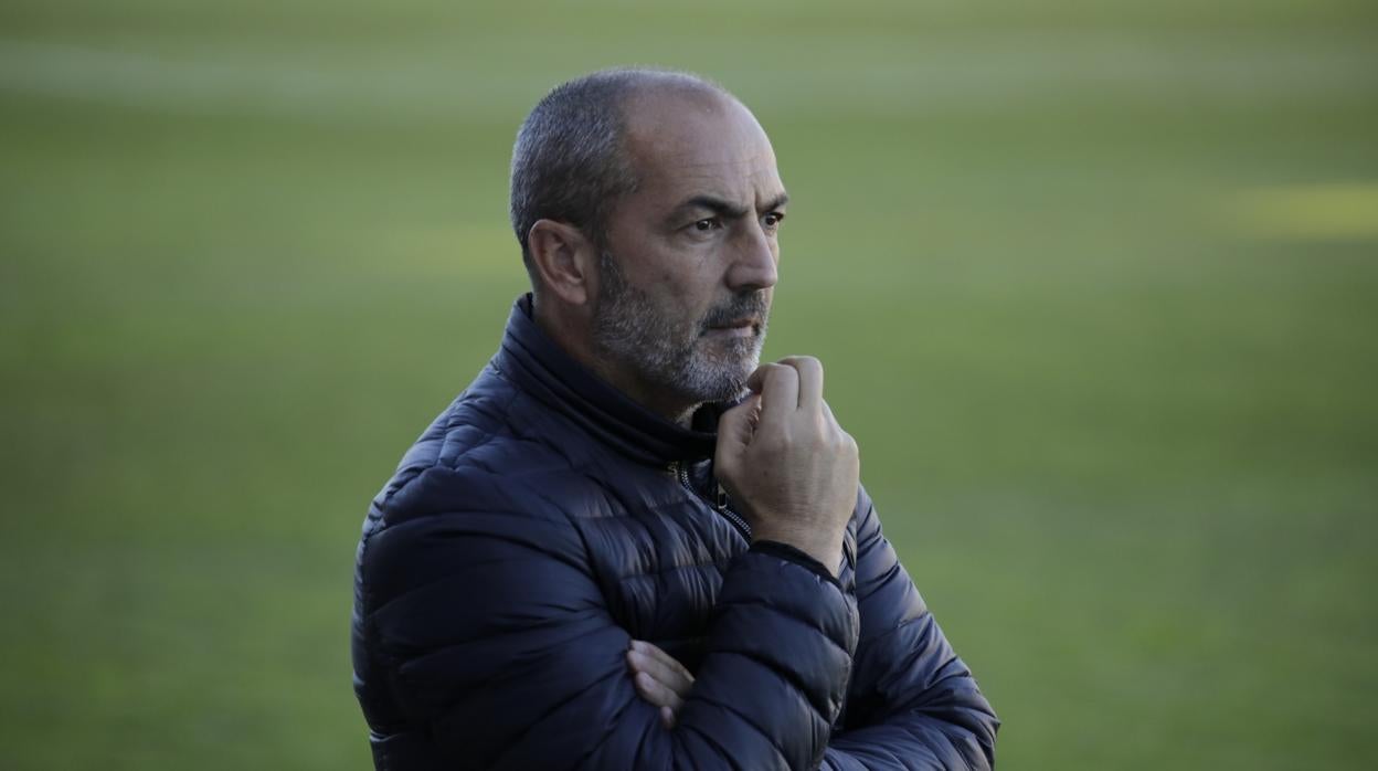 Juan Sabas, el domingo en Linares en su último partido como entrenador del Córdoba CF