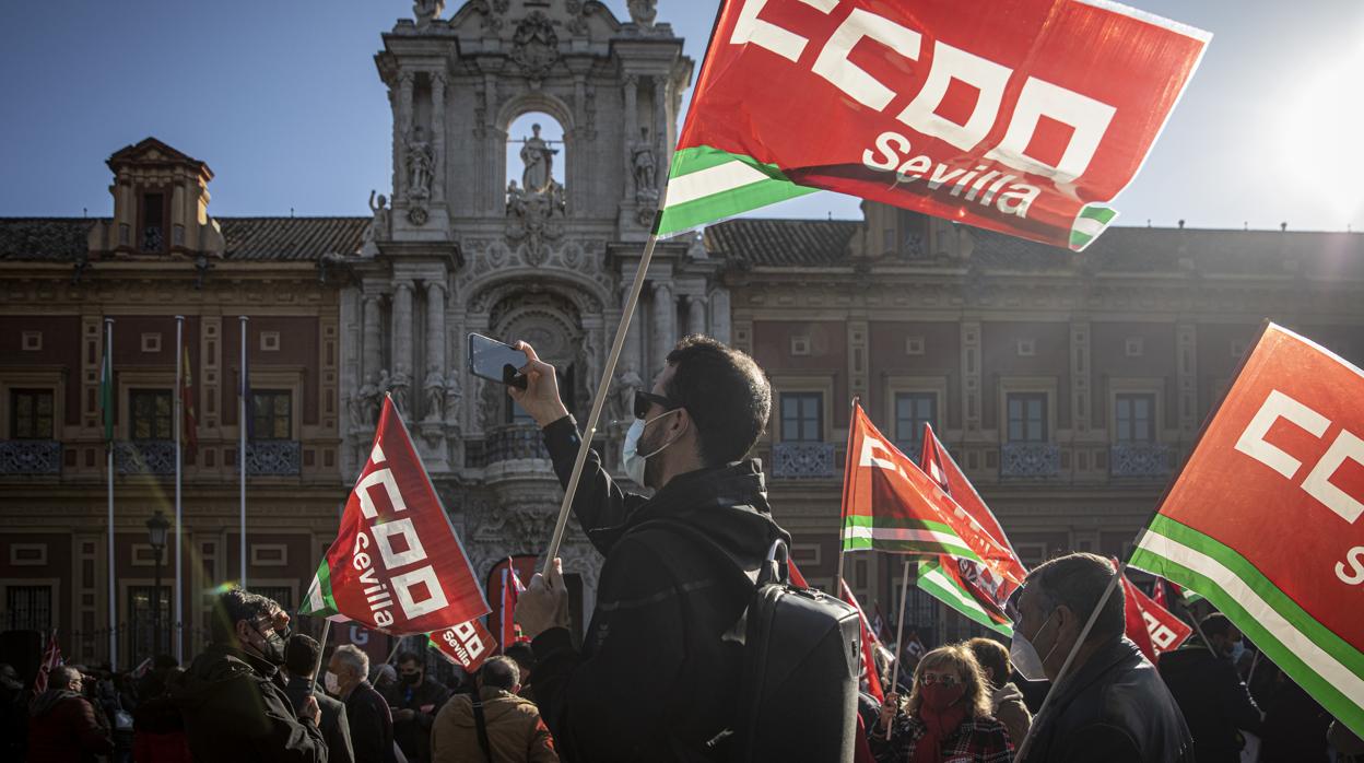 Imagen de la manifestación a las puertas del Palacio de San Telmo