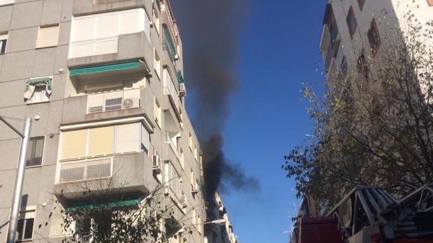 Desalojan un bloque en Ciudad Jardín durante dos horas por un aparatoso incendio en la calle Alderetes