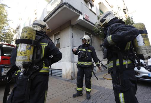 Tres bomberos en el lugar de los hechos