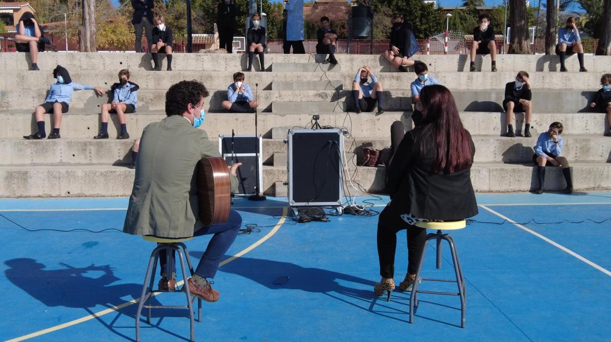 Imagen de un momento del concierto dado en el patio del colegio Ahlzahir.