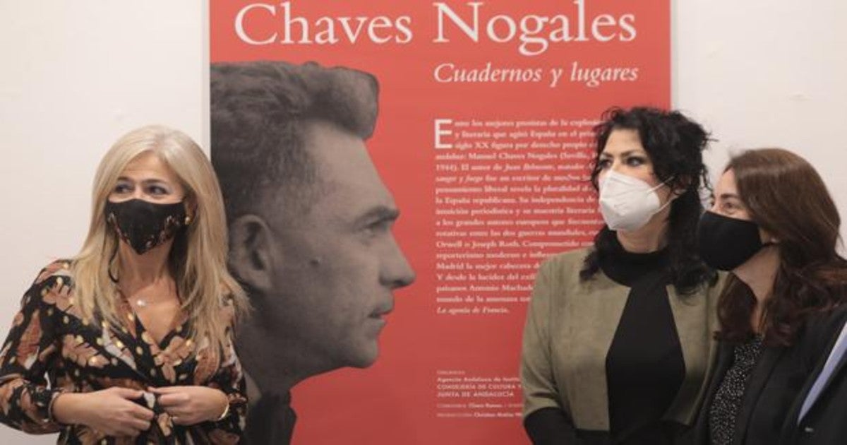 La consejera de Cultura junto a la directora del Centro Andaluz de las Letras en una exposición sobre Chaves Nogales