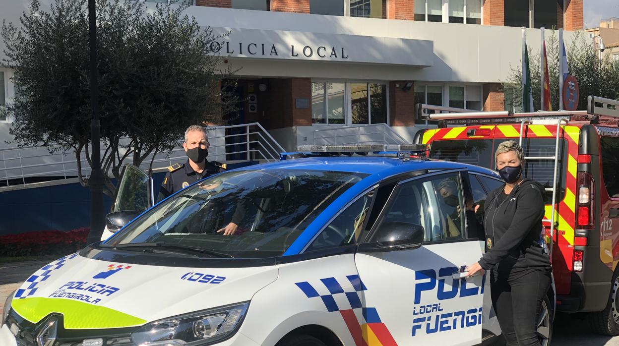 Agentes rastreadores de Fuengirola en la puerta de la Jefatura de la Policía Local