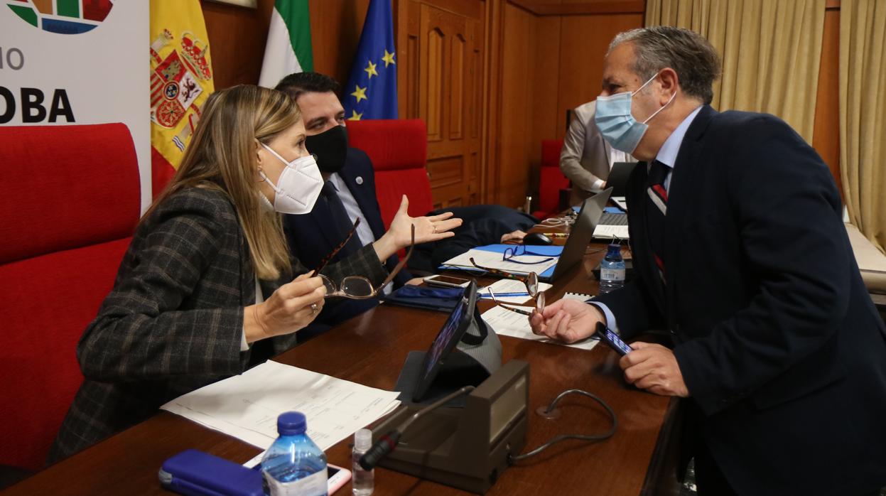 El alcalde, el edil de Hacienda y la responsable de la Intervención dialogan antes del inicio del último Pleno