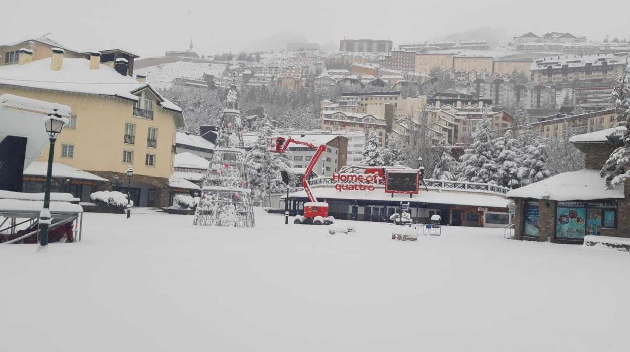 Primeras nevadas en la estación de esquí de Sierra Nevada