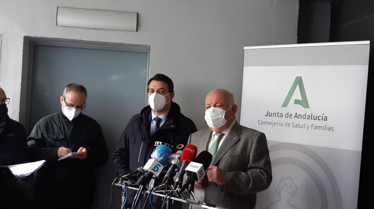 El consejero de Salud y Familias junto al alcalde de Córdoba, esta mañana en la ciudad