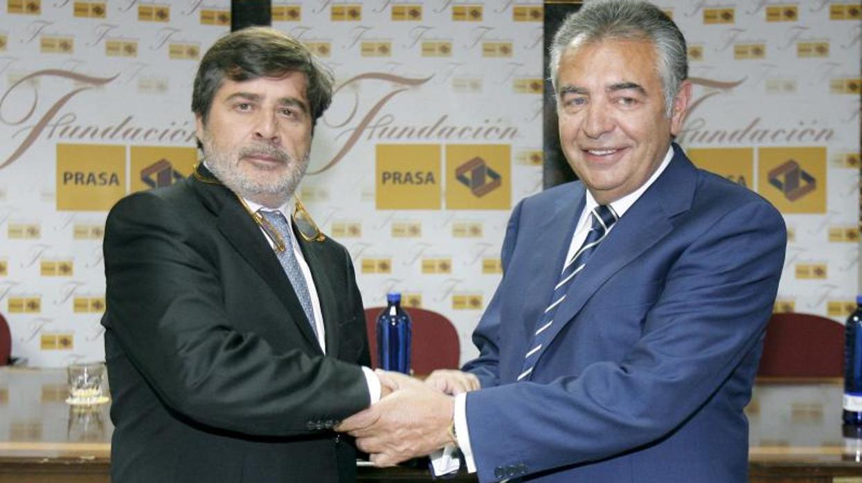 Carlos González y José Romero, de Prasa en el momento del acuerdo de compraventa del club