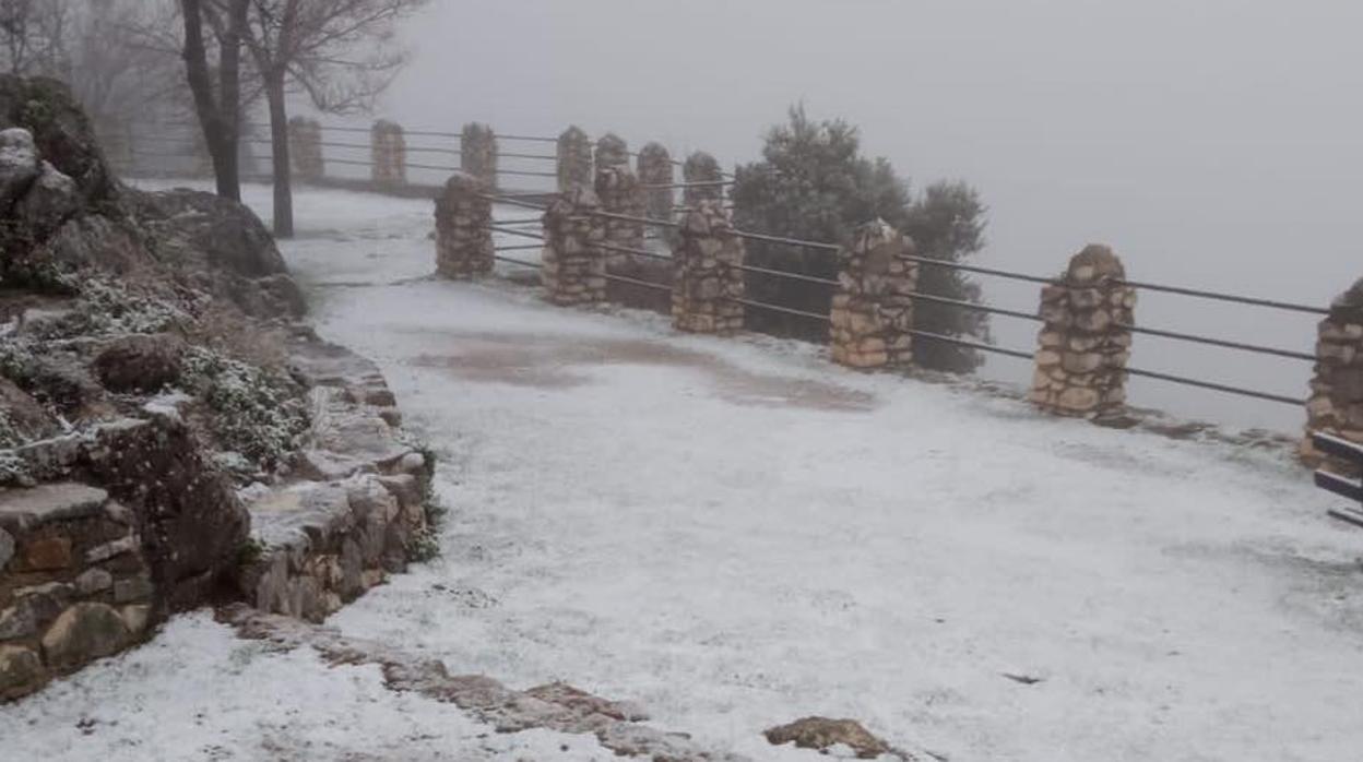 Aspecto de los aledaños del santuario de la Virgen de la Sierra de Cabra con nieve este viernes