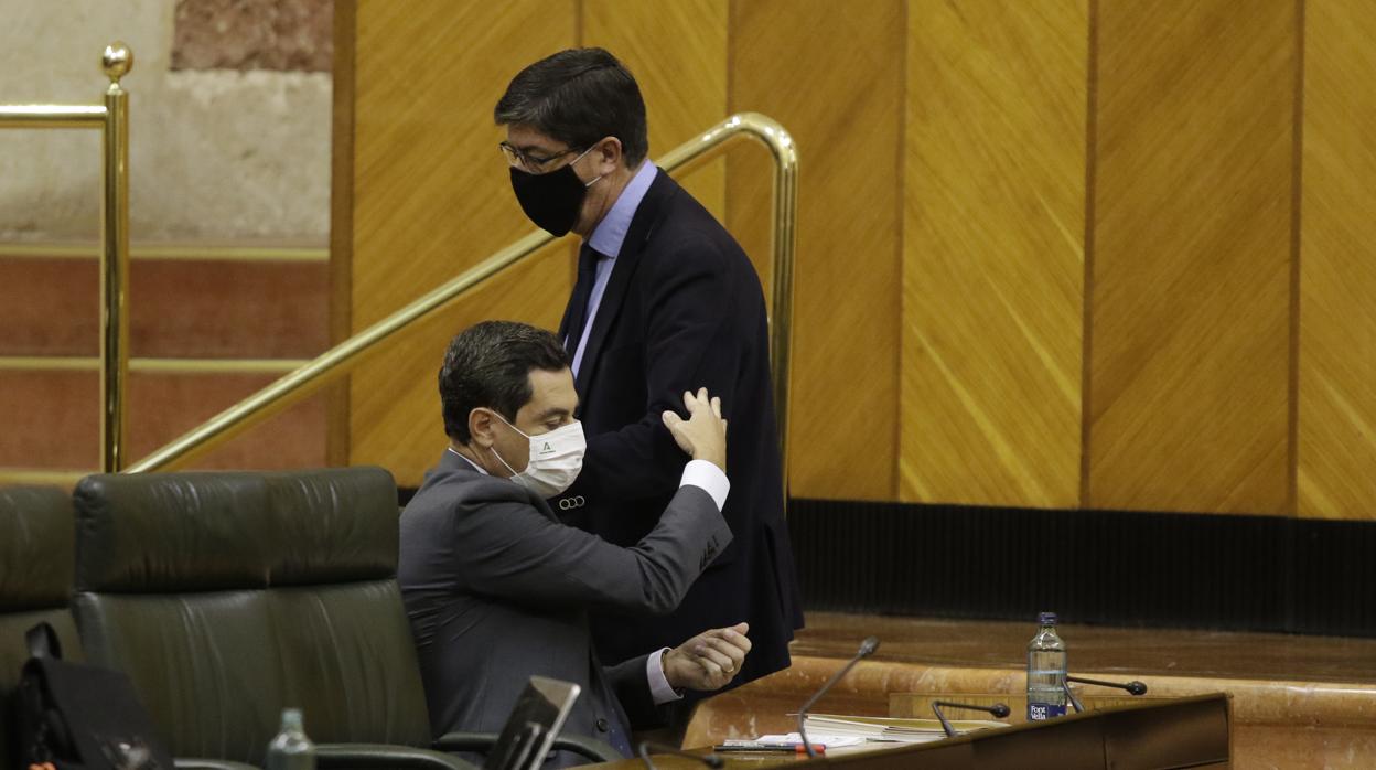 Juanma Moreno saluda a Juan Marín en el pleno celebrado el jueves 3 de diciembre en el Parlamento