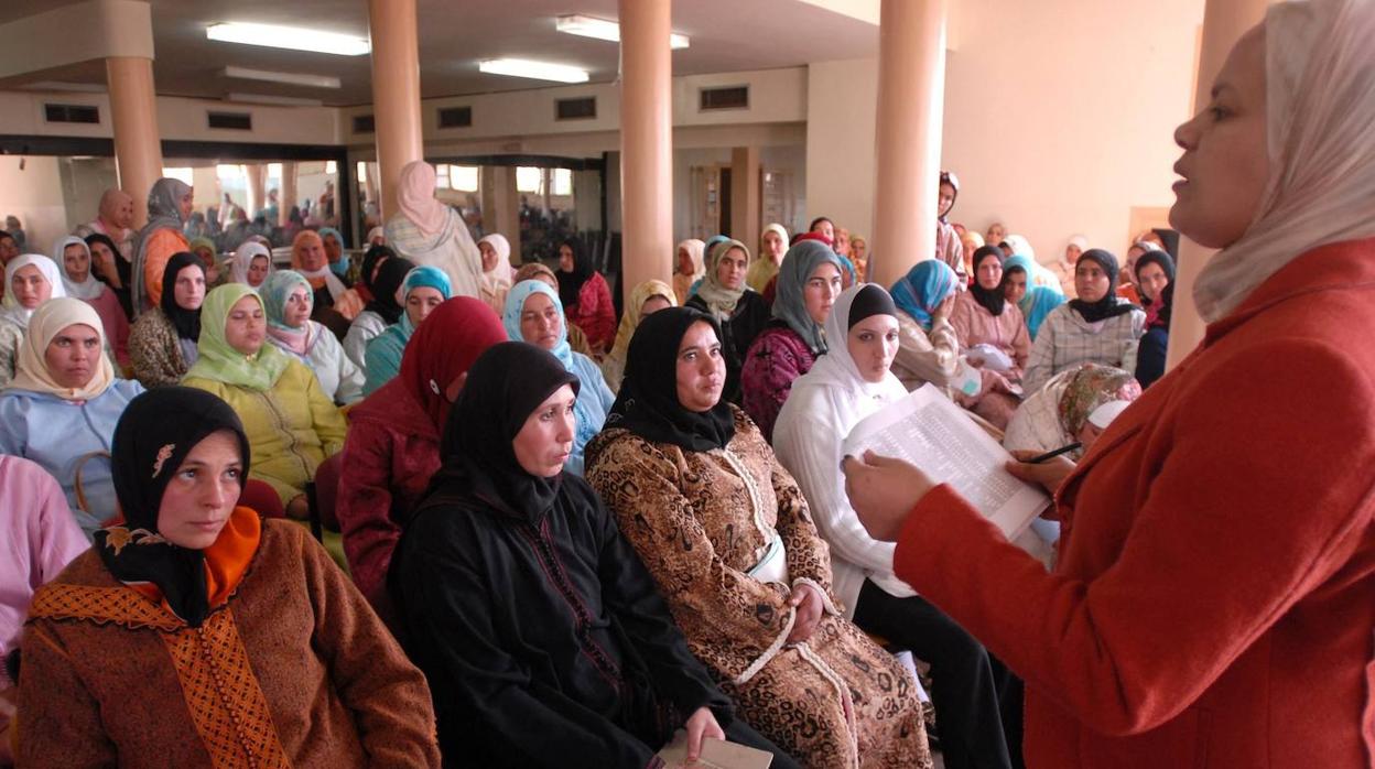 Cientos de mujeres esperan en Mohammedia, al sur de Rabat, para intentar ser seleccionadas como trabajadoras temporeras