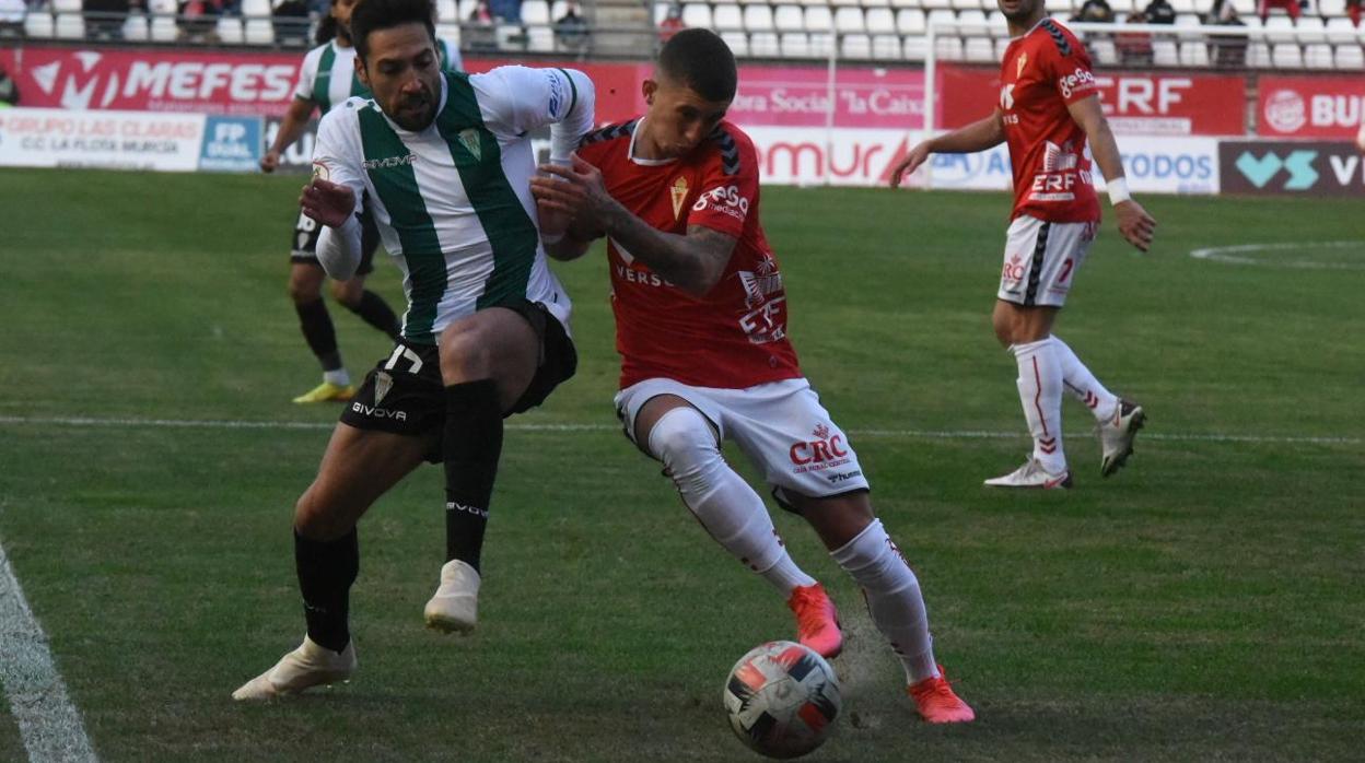 Carlos Valverde, este domingo, en una acción del Córdoba CF ante el Real Murcia