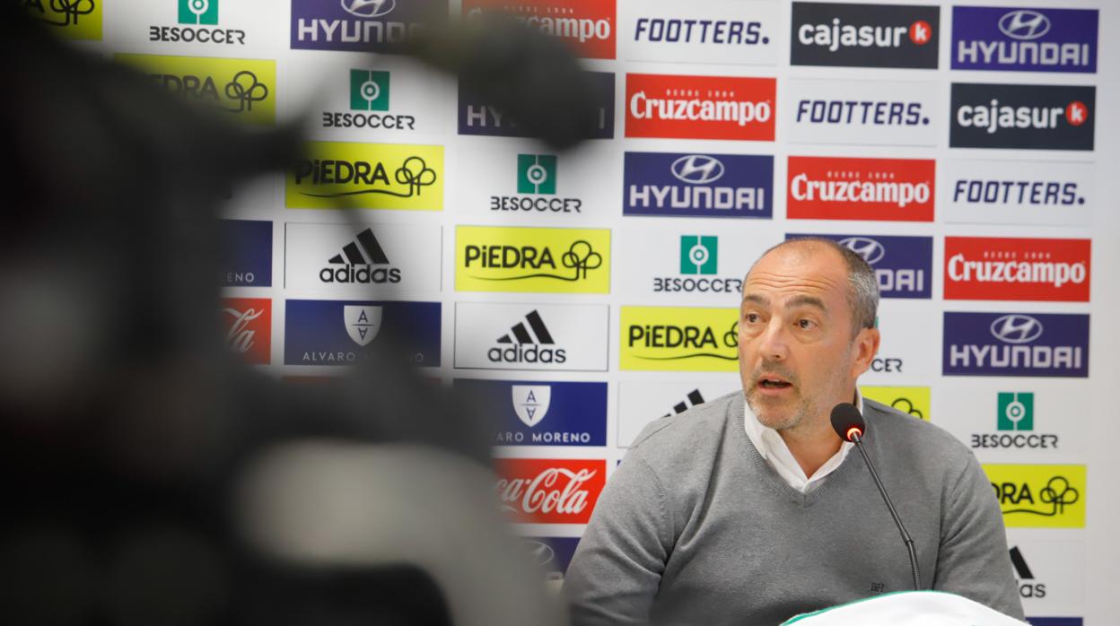 El entrenador Juan Sabas durante la rueda de prensa ofrecida para su presentación