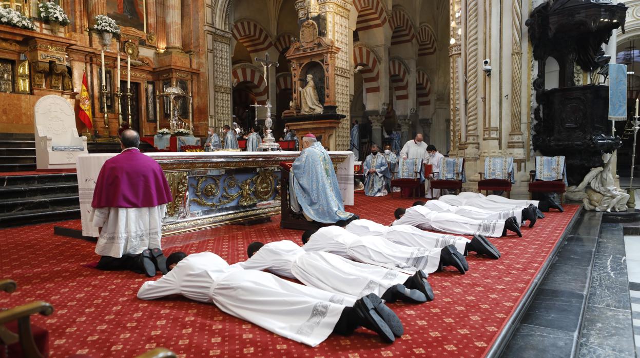 Un momento de la ceremonia de ordenación de diáconos en la Catedral de Córdoba