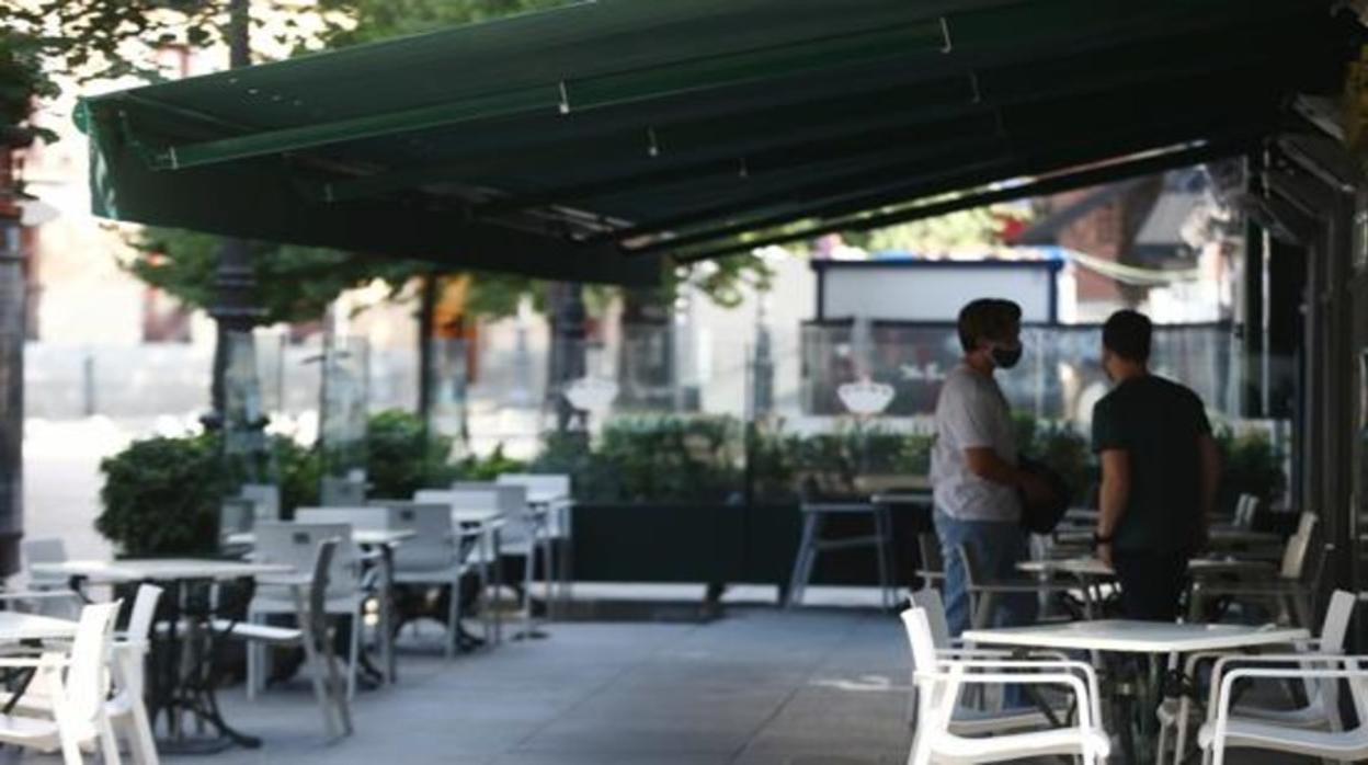 Terraza de un bar sin clientes