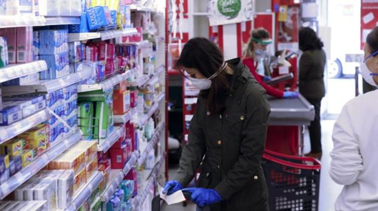 Una mujer compra en un supermercado