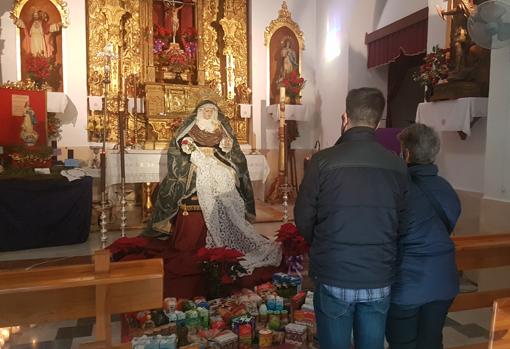 Ofrenda de alimentos ante la Virgen de la Piedad de Aguilar