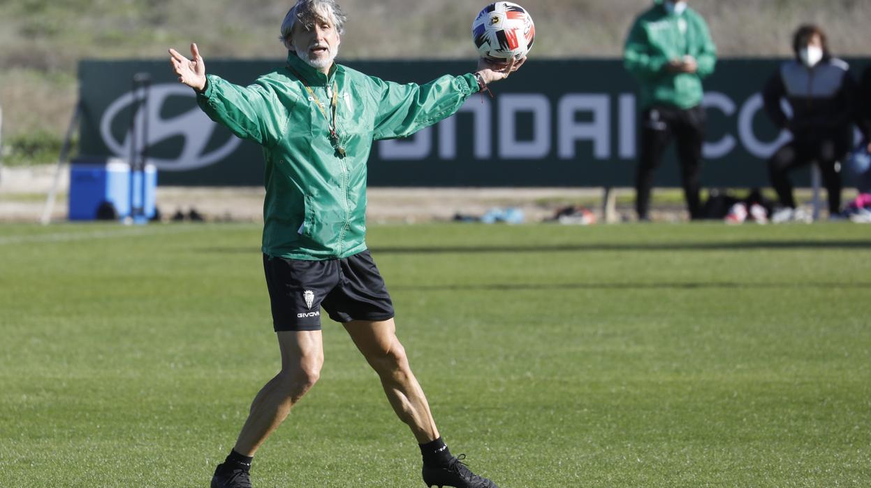 El entrenador del Córdoba, Pablo Alfaro, en el entrenamiento de este miércoles