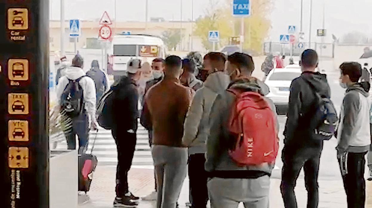 Inmigrantes que llegaron al aeropuerto de Granada en vuelo comercial desde Canarias