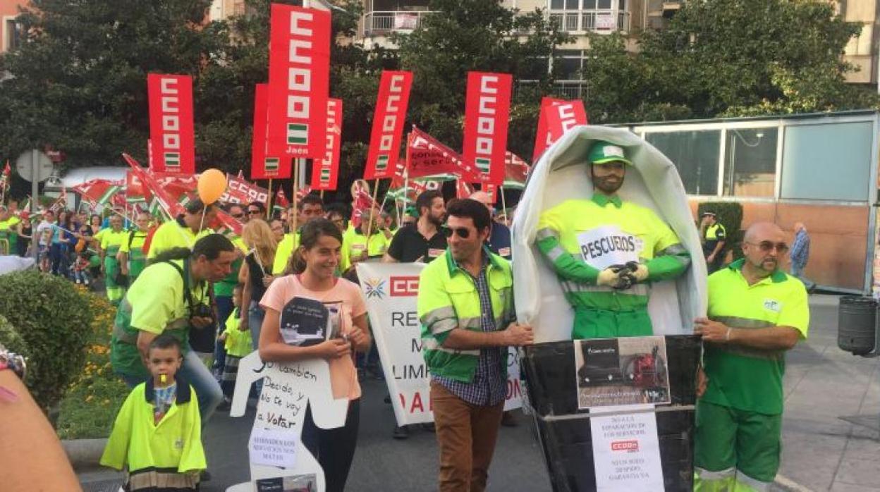 Manifestación en defensa de la plantilla de recogida de basura, limpieza viaria y jardines