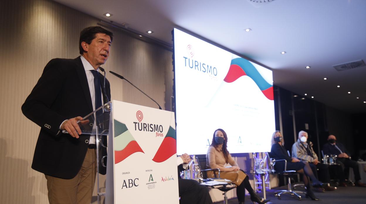 Juan Marín, durante su intervención en la charla-coloquio celebrada en el Hotel Eurostar Palace