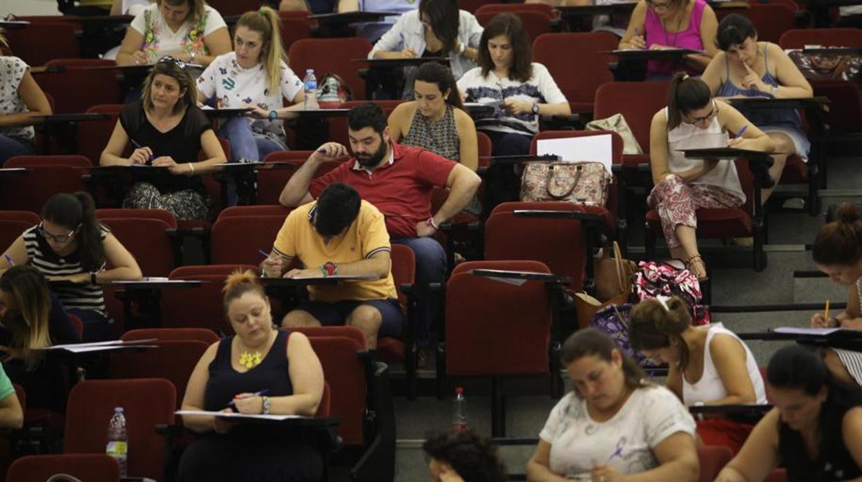 Aspirantes a una plaza en la administración durante un examen