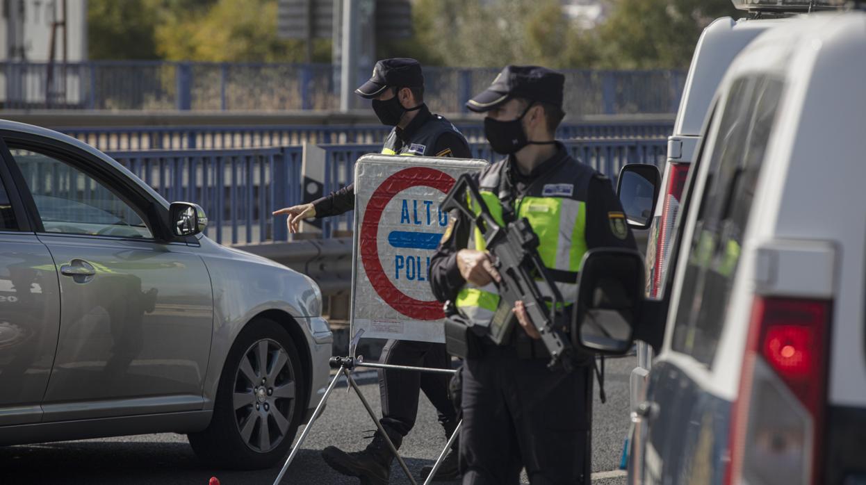 Agentes de la Policía Nacional ejercen su labor en un control de tráfico