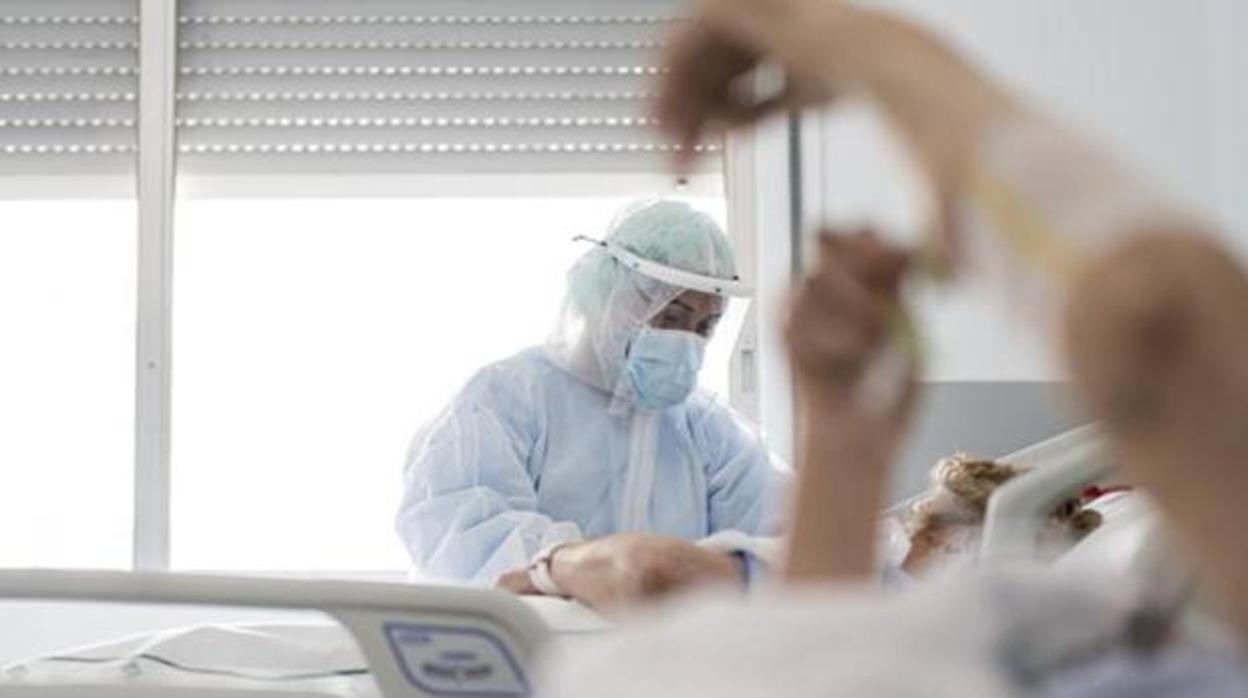 Sanitaria atendiendo pacientes en un hospital