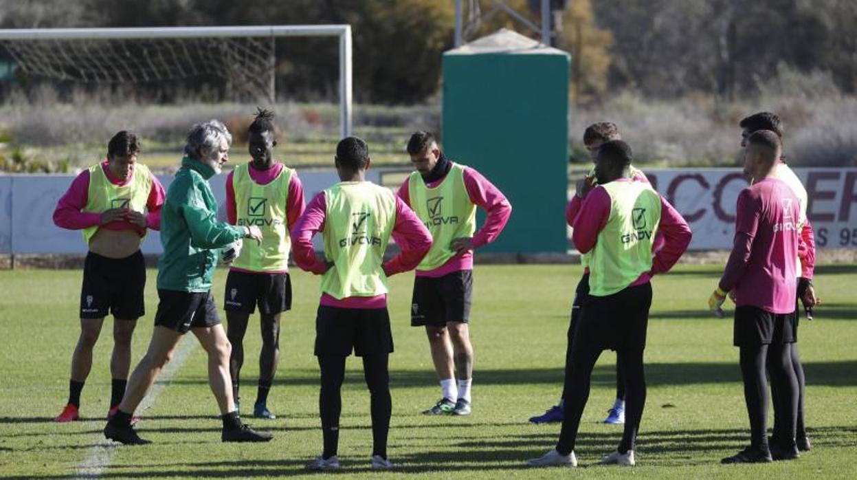 Entrenamiento en la Ciudad Deportiva con Pablo Alfaro dirigiendo