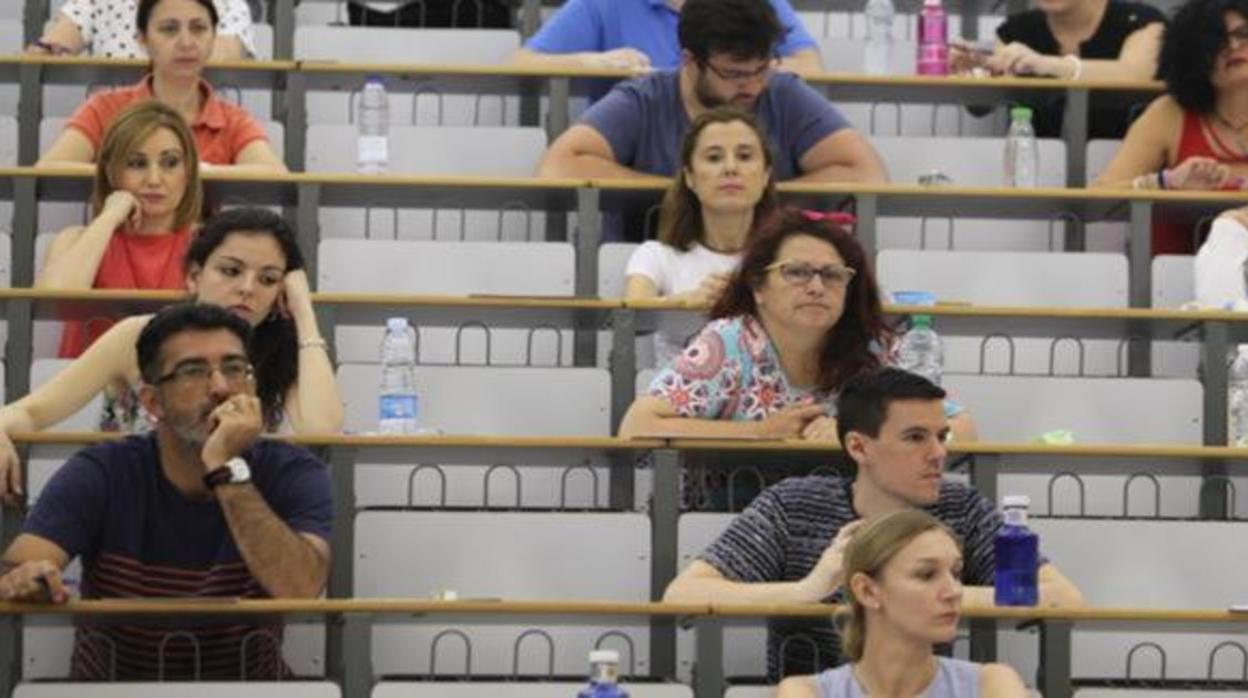 Opositores durante la realización de un examen