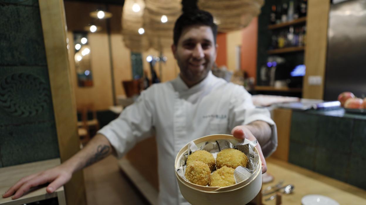 Paco Villar en su restaurante Terra Olea, en María la Judía, con sus famosas croquetas