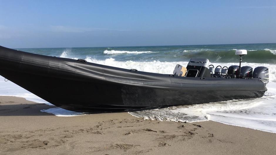 Narcos se graban durante un complicado alijo en una playa de La Línea de la Concepción