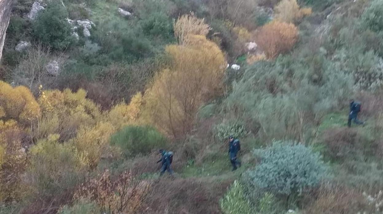 Agentes rastrean la zona en la han encontrado el cadáver de Franscisco Vela Gutiérrez