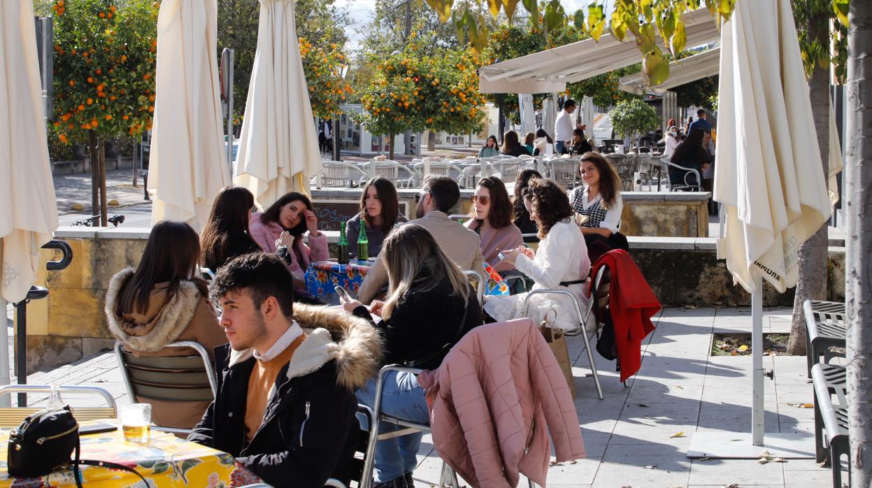 Ambiente de terrazas en la Ribera de Córdoba durante el puente de la Inmaculada