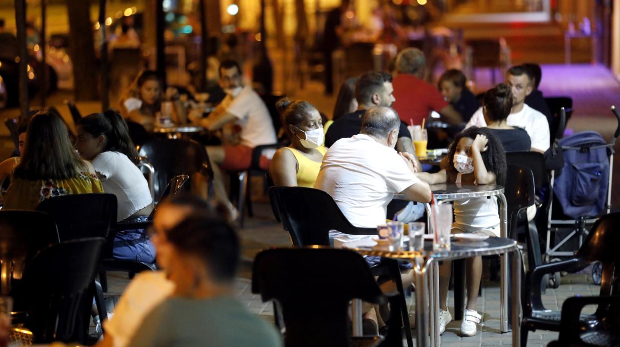 Bares y restaurantes podrán volver a abrir de noche desde este viernes, aunque en horario limitado