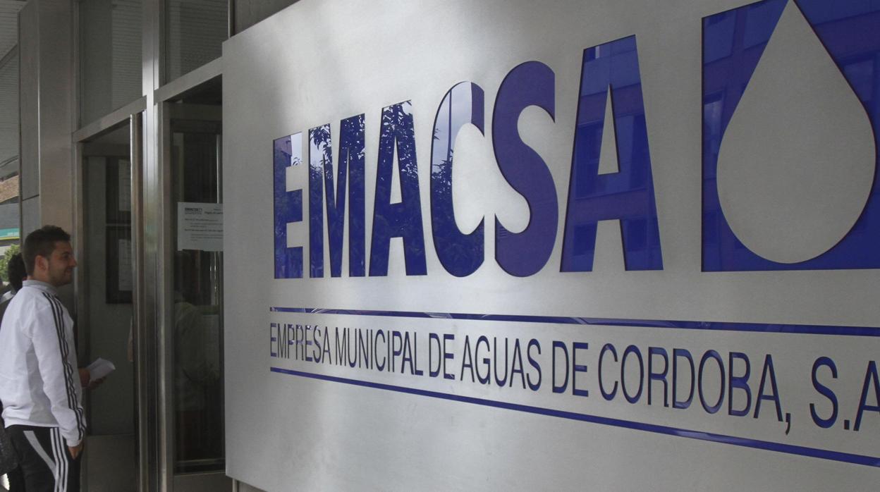 Una persona espera su turno en la sede de Emacsa